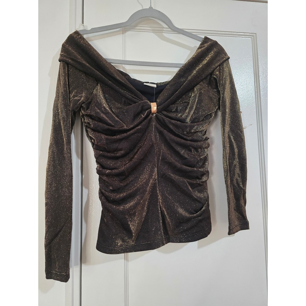 Off-The-Shoulder Hardware Top - Picture 4 of 4